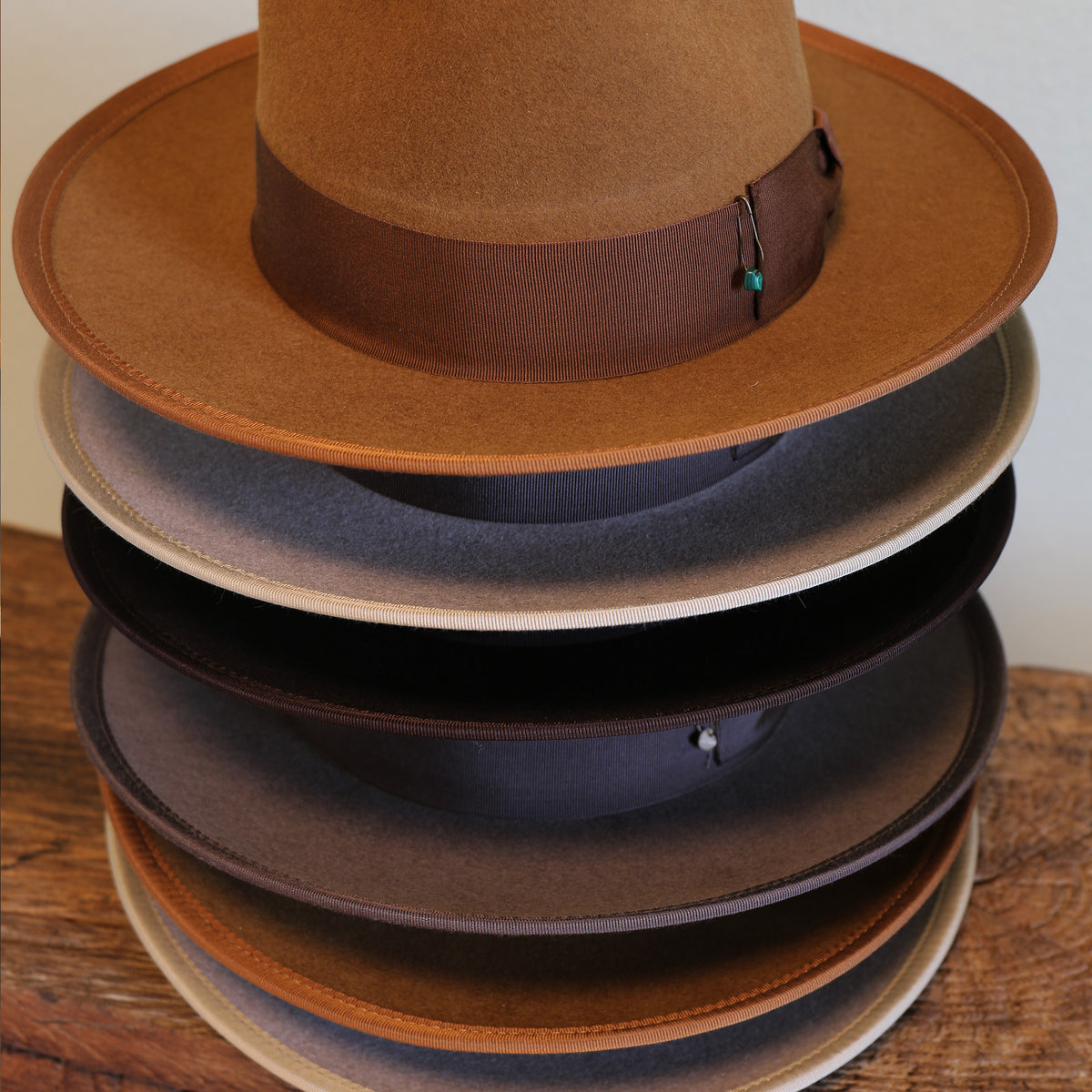 Superduper Perfetto – die vier Hutfarben Light Tan, Dark Brown, Natural und Camel im Vergleich