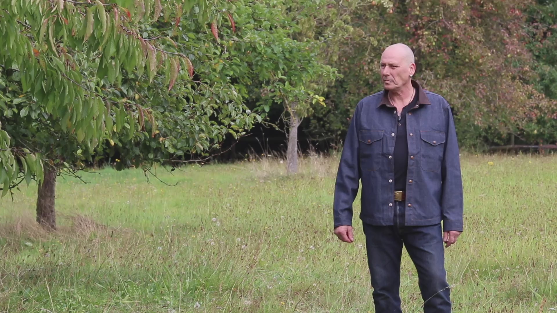 Video laden: Uli, unser männliches Modell läuft auf einer Wiese auf die Kamera zu und trägt das neue denim Heavy Shirt